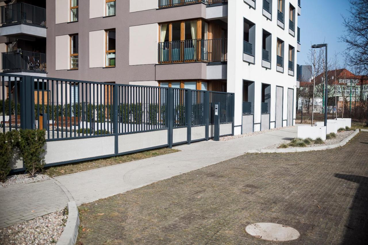 Apartament Z Ogrodkiem I Garazem ポズナン エクステリア 写真